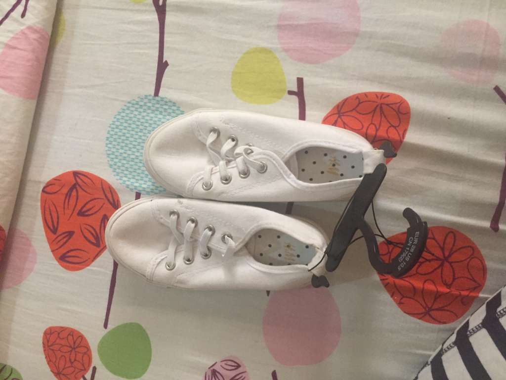 Une paire de tennis enfant pointure 28