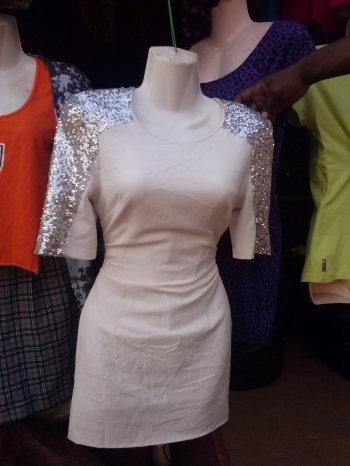  Robe aux pastilles argentée