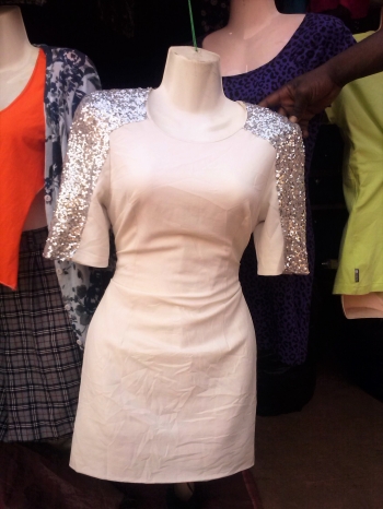  Robe aux pastilles argentée