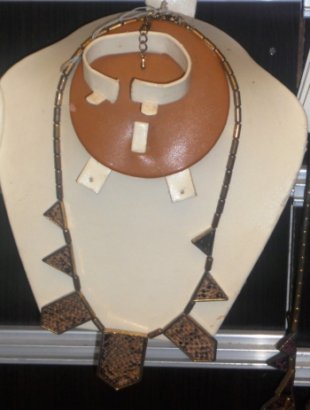  Collier a pendentif peau de serpent