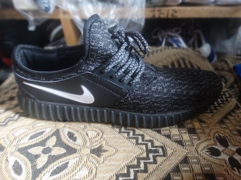  Yzy  Nike black