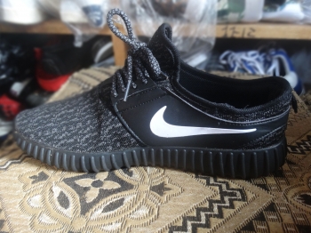  Yzy  Nike black