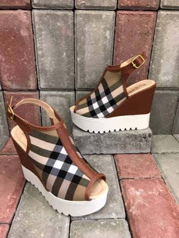  Burberry Mules