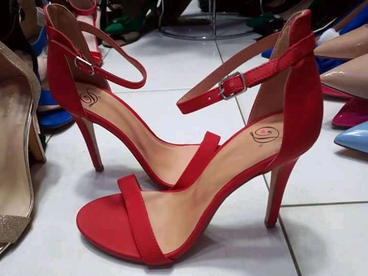  chaussures pour hommes et femmes 