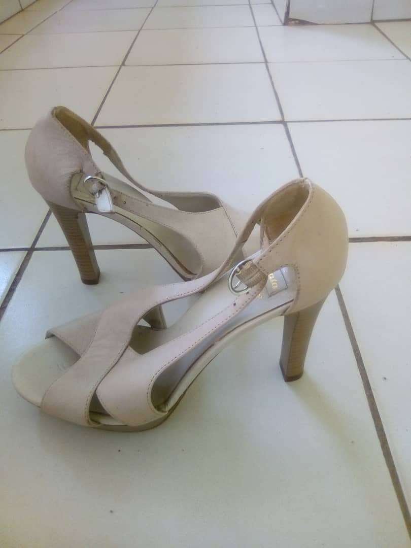  Berceaux, landau, vêtements enfants et adultes, chaussures