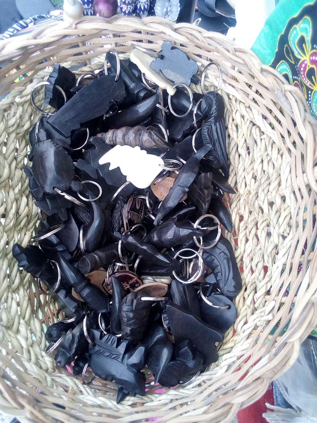  Cabas, t-shirts, éventails, sacs, porte clés, portes téléphones, blousons bébé