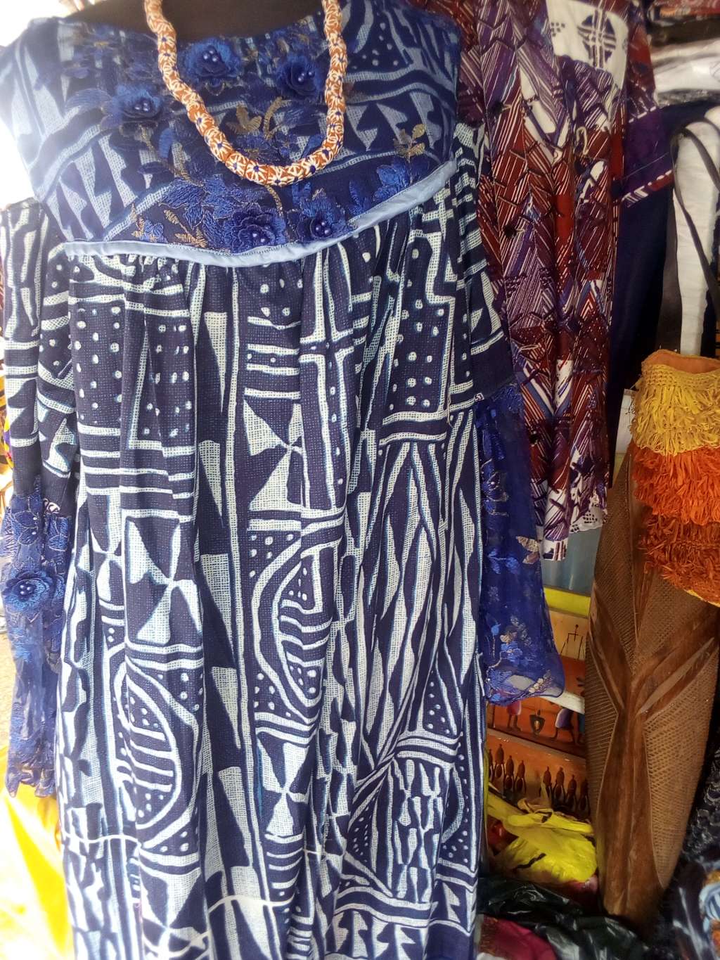  Cabas, t-shirts, éventails, sacs, porte clés, portes téléphones, blousons bébé