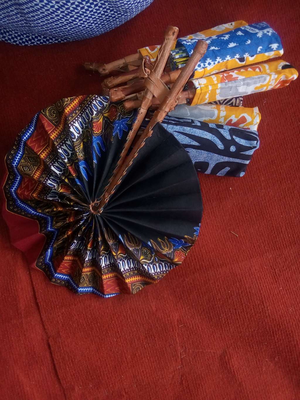  Cabas, t-shirts, éventails, sacs, porte clés, portes téléphones, blousons bébé