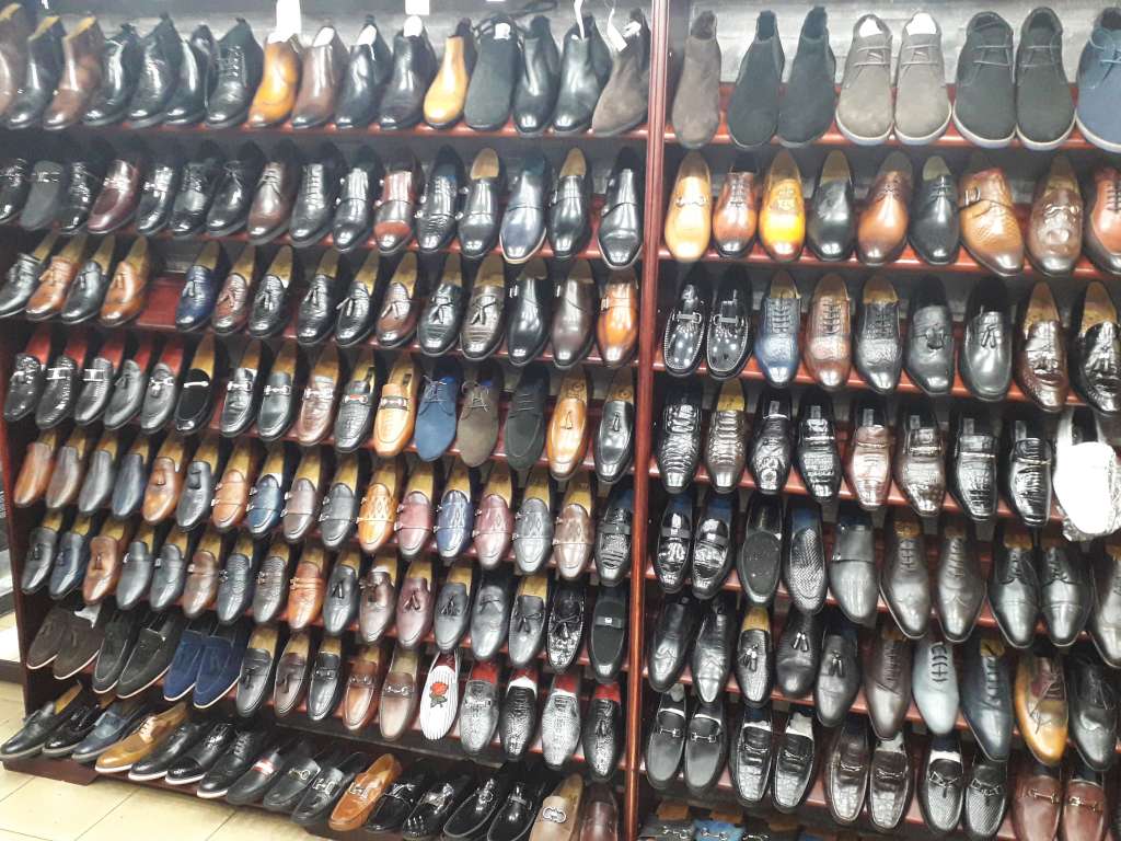  Vente de chaussures et vetements homme de tres bonne  qualité a de bons prix 