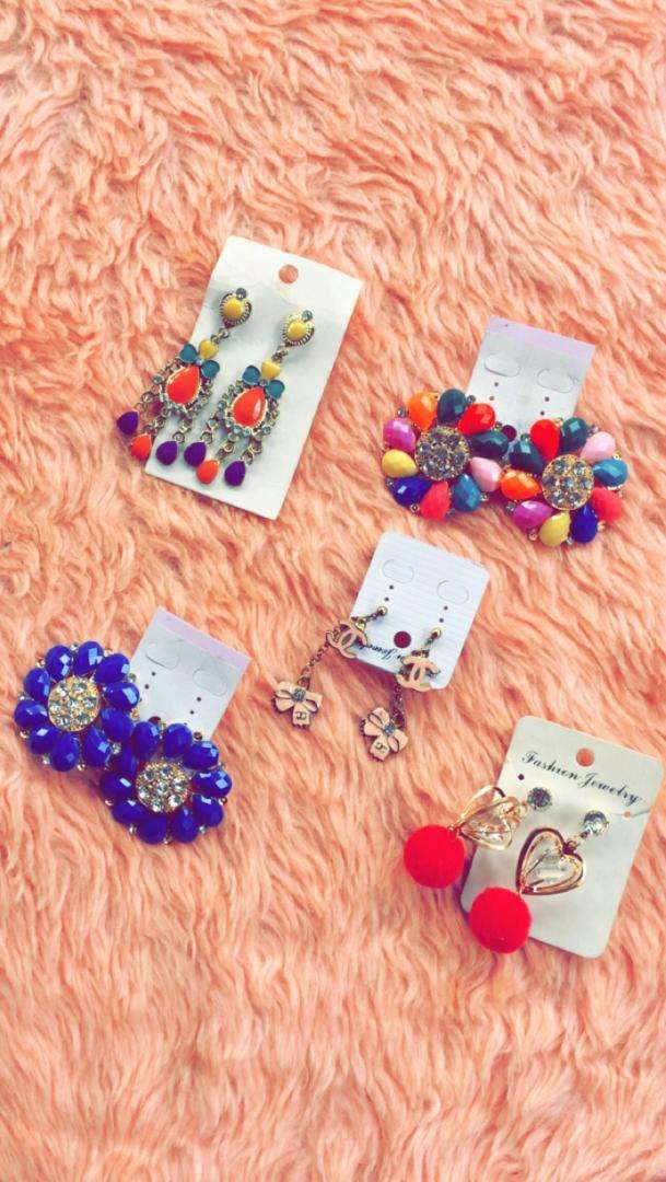  Boucles d'oreilles, bracelets