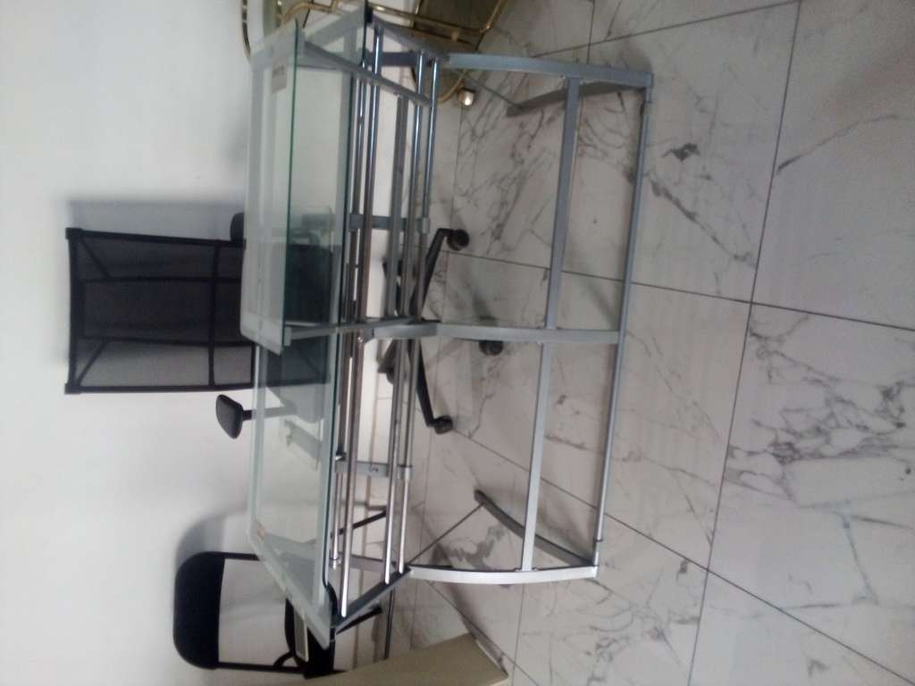  Table de bureau en verre. 