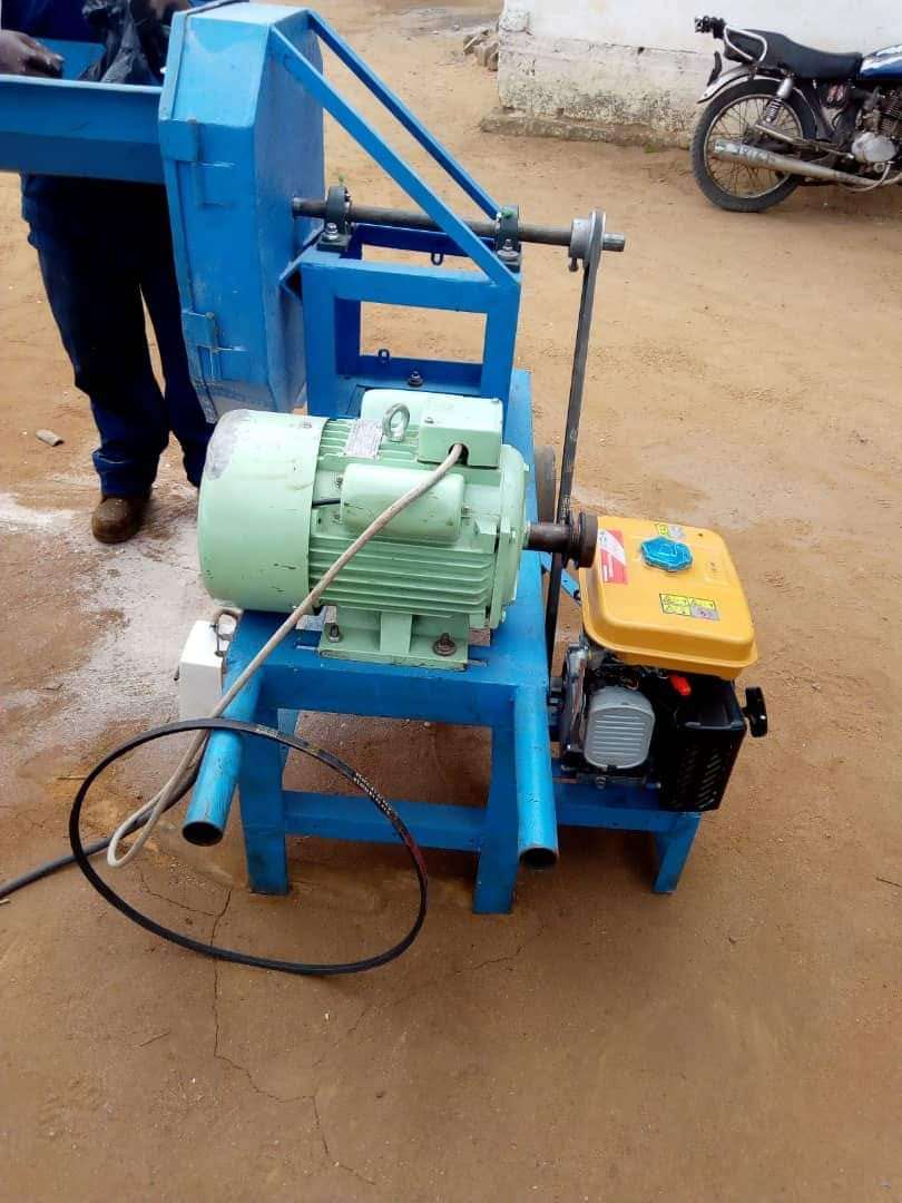  Machine à écraser maïs avec moteur de 10 cheveaux