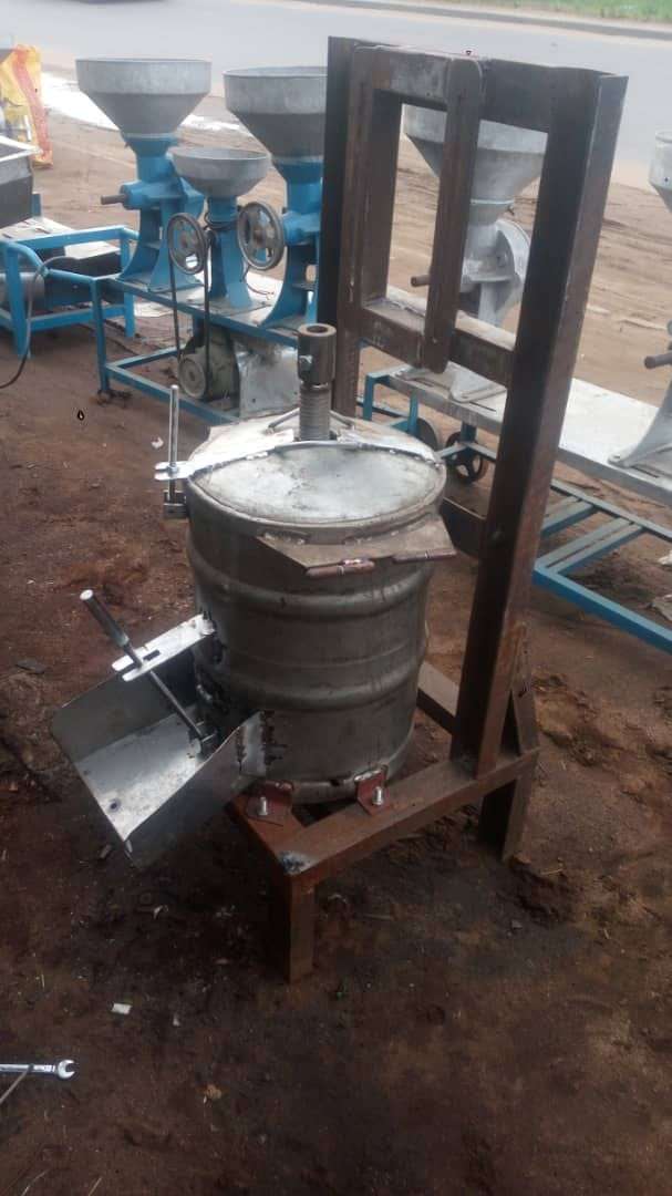  Machine pour découper le nguem, fuielle de manioc 