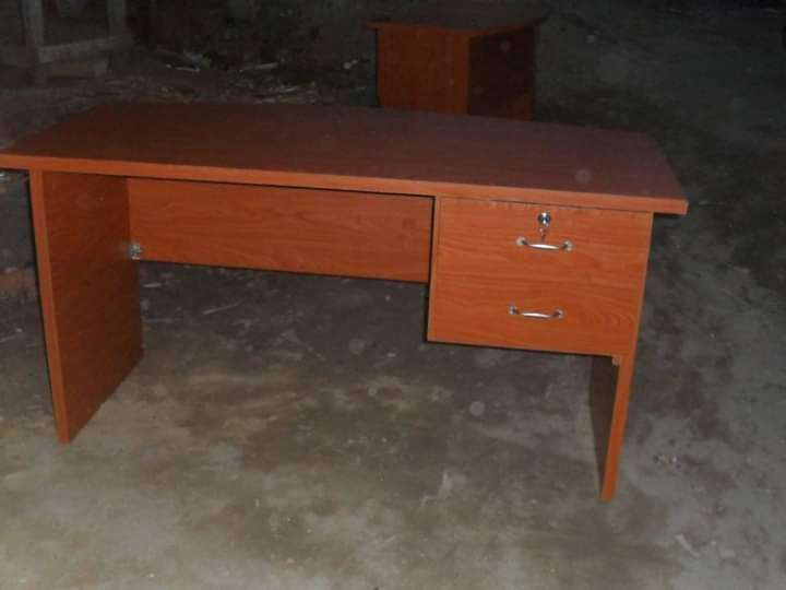  Bureau avec tiroir 