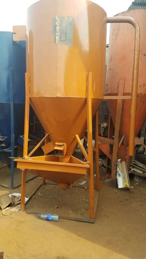 Machine pour fiente ou provende 