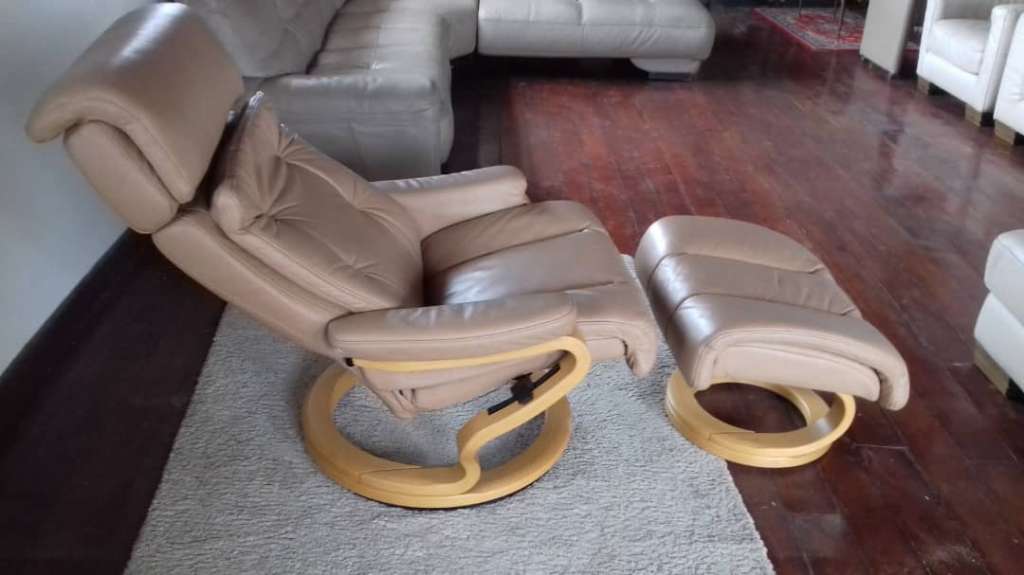  Fauteuil Club +pouf 100 % cuir.. 