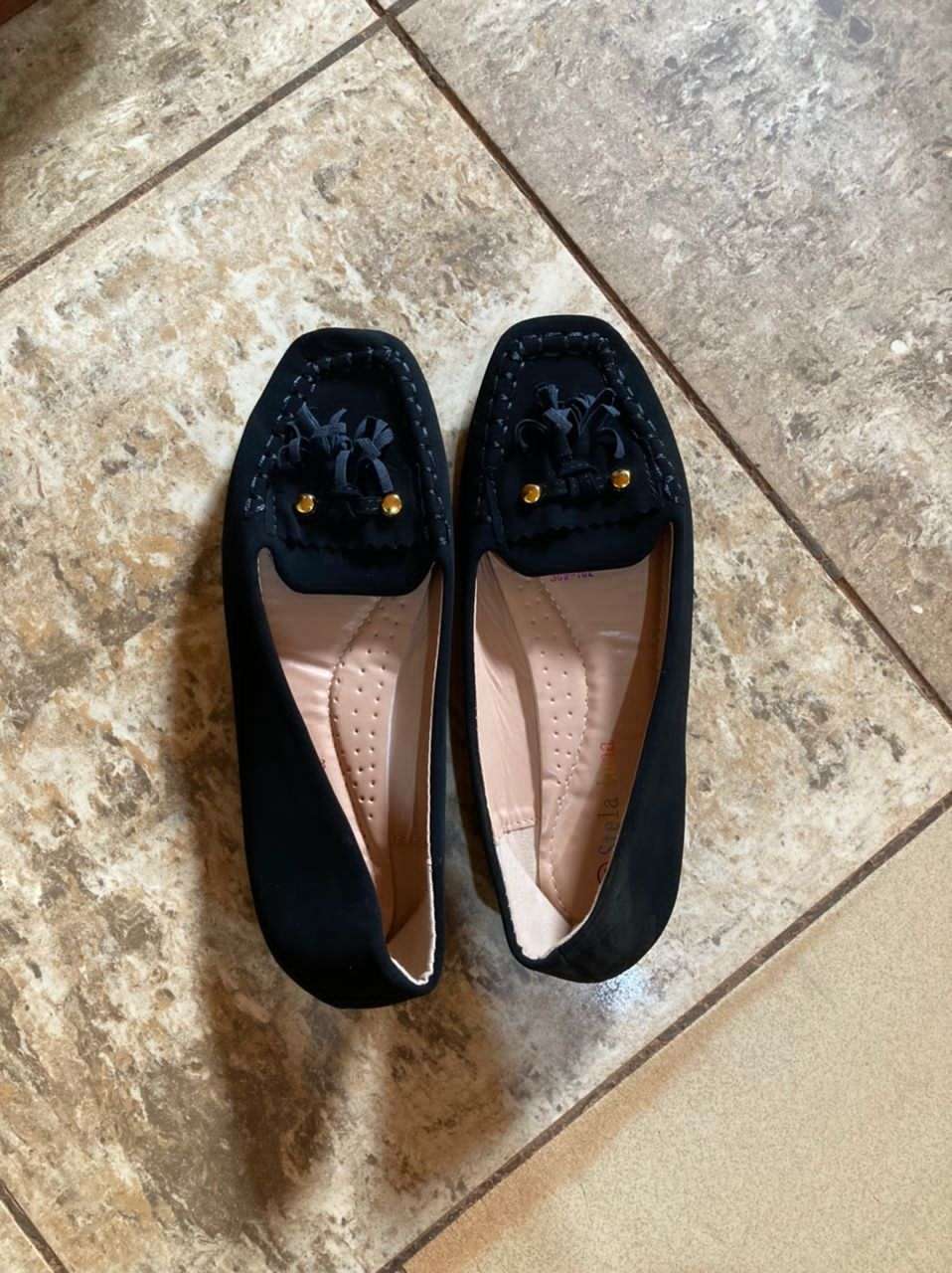  Des chaussures, babouches, lingeries, du digital