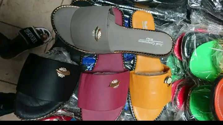  Chaussures, mèches, sac à main, savons