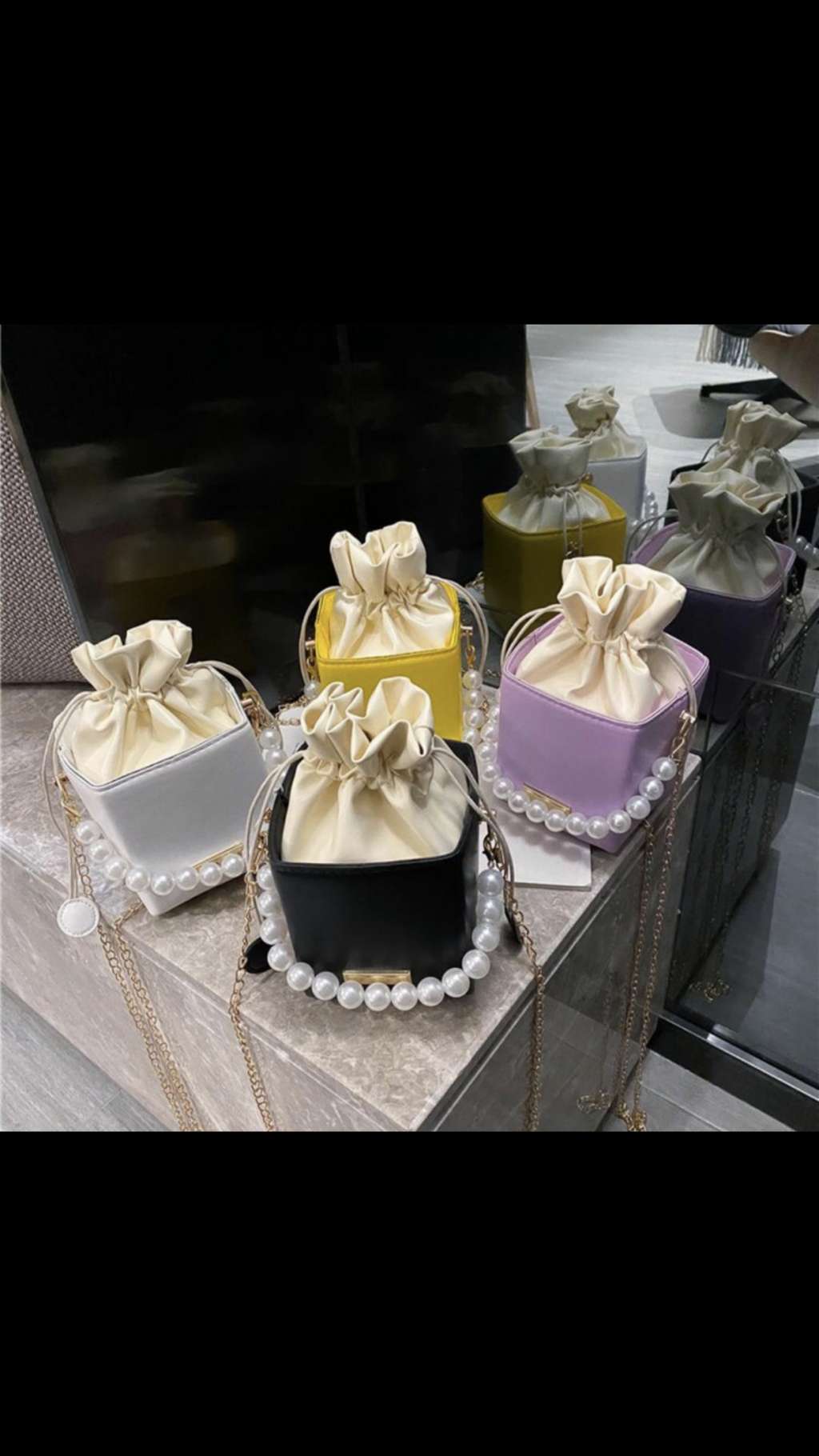  Chaussures, sacs, vêtements 