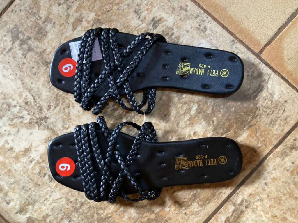  Des chaussures, babouches, lingeries, du digital