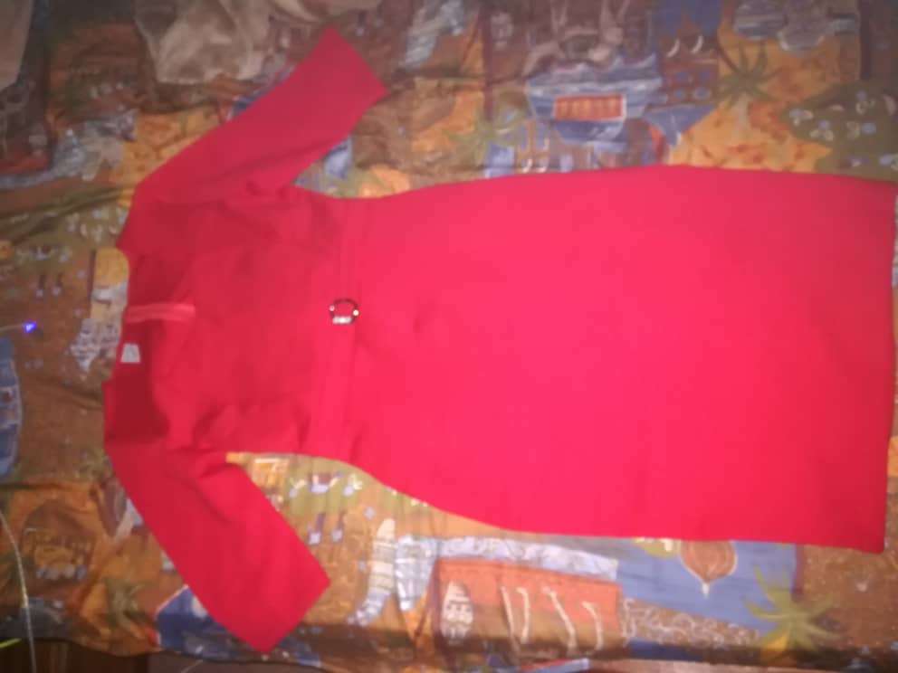  Robe rouge neuve et chic