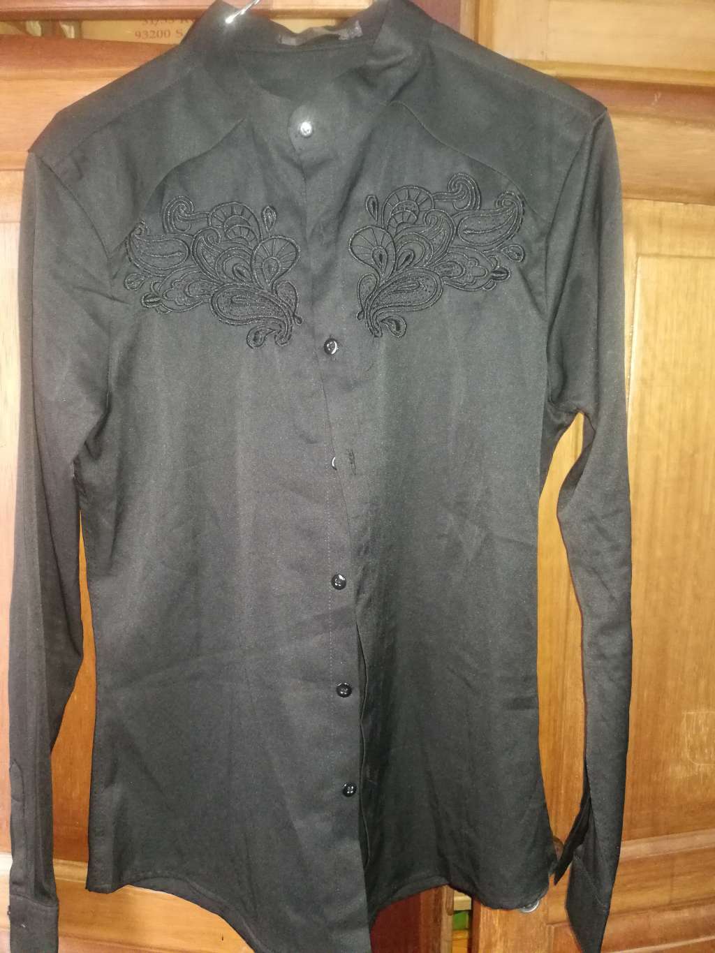  Chemise noire brodée  neuve 