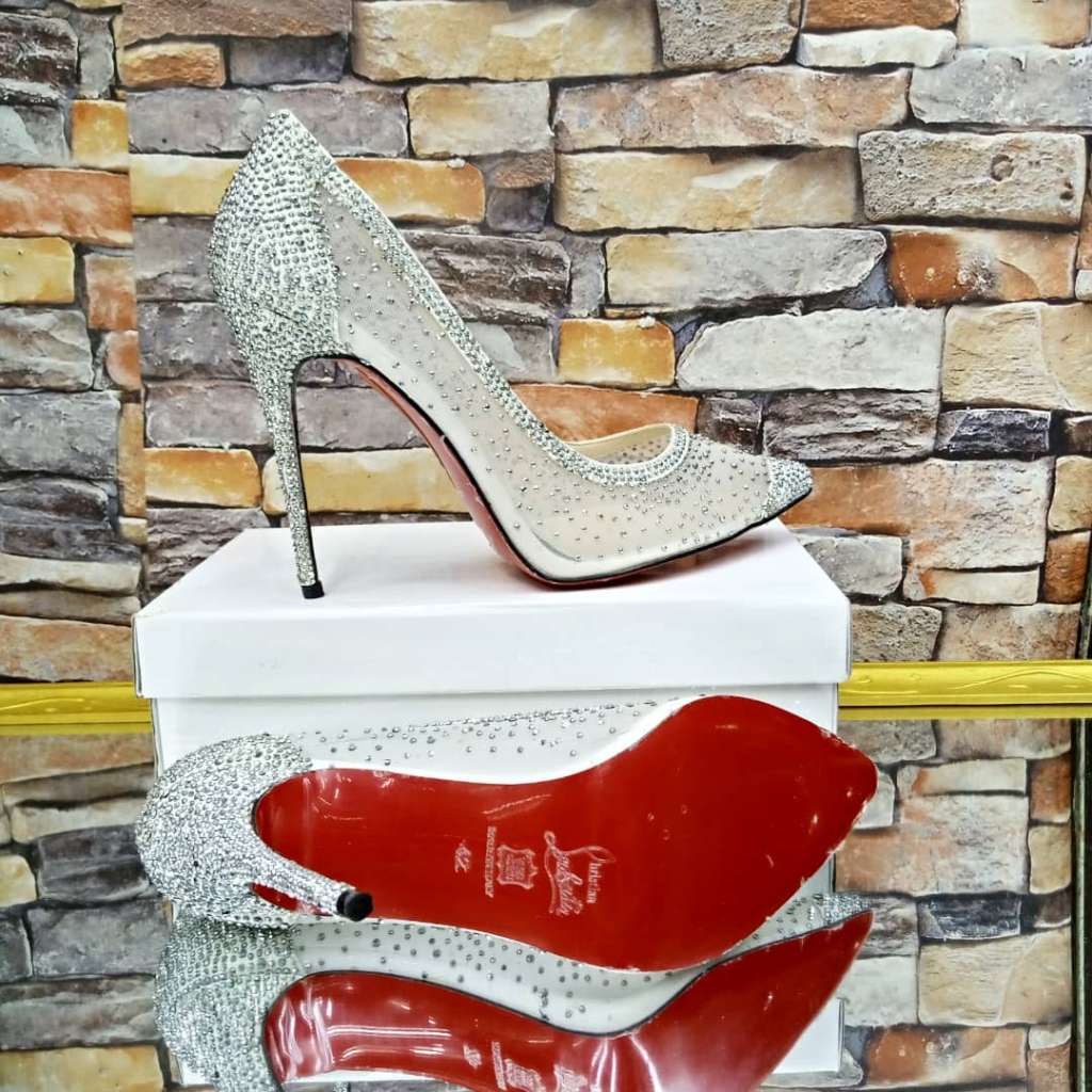  Layette ,vêtements , chaussures et accessoires hommes, femmes et enfants